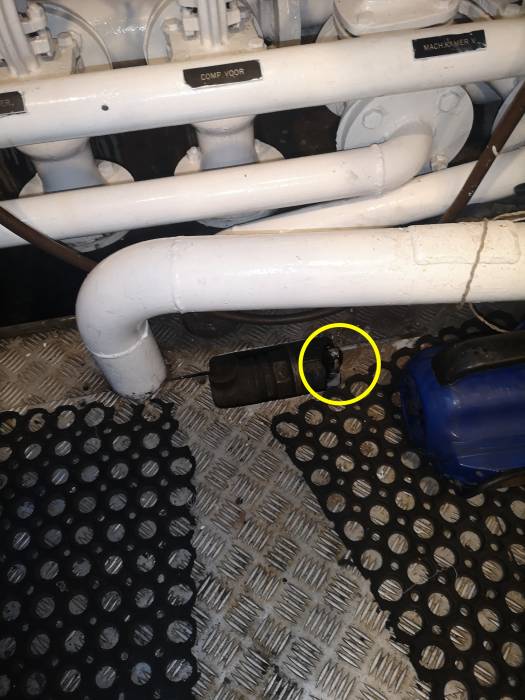 hendel_onder_vloer.jpg hendel_onder_vloer.jpg